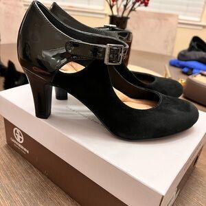 New Giani Bernini Black Patent Leather/Suede Heels